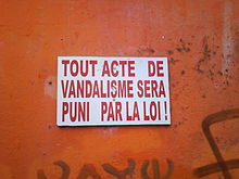 Une pancarte sur un mur, proclamant que tout acte de vandalisme sera puni par la loi