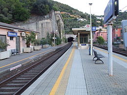 Platform1 Bonassola trainstation.JPG