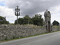 Sainte-Marie-du-Ménez-Hom : porte monumentale de l'enclos paroissial et le calvaire.