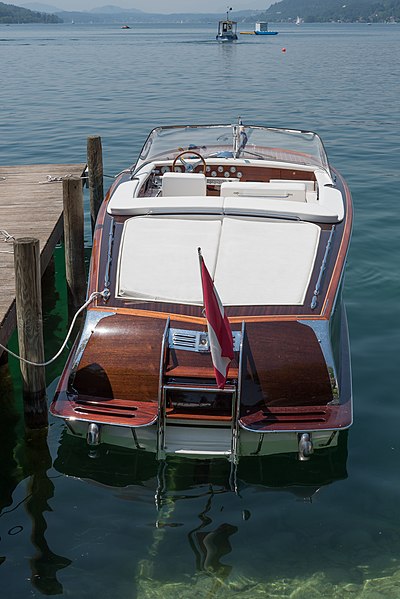 File:Poertschach Johannes-Brahms-Promenade Motorboot am Landesteg 06062015 4483.jpg
