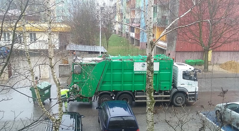 File:Pojazd specjalny odbierajacy odpady zmieszane w 60-tysięcznym Tomaszowie Mazowieckim, w województwie łódzkim.jpg