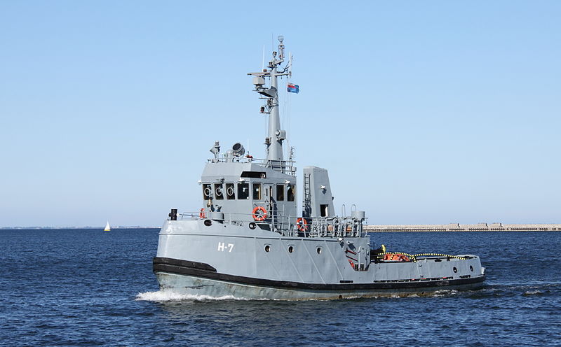 File:Polish navy tugboat H-7.JPG