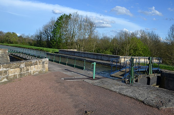 Pont-canal sur le canal du Nivernais pres de Verneuil