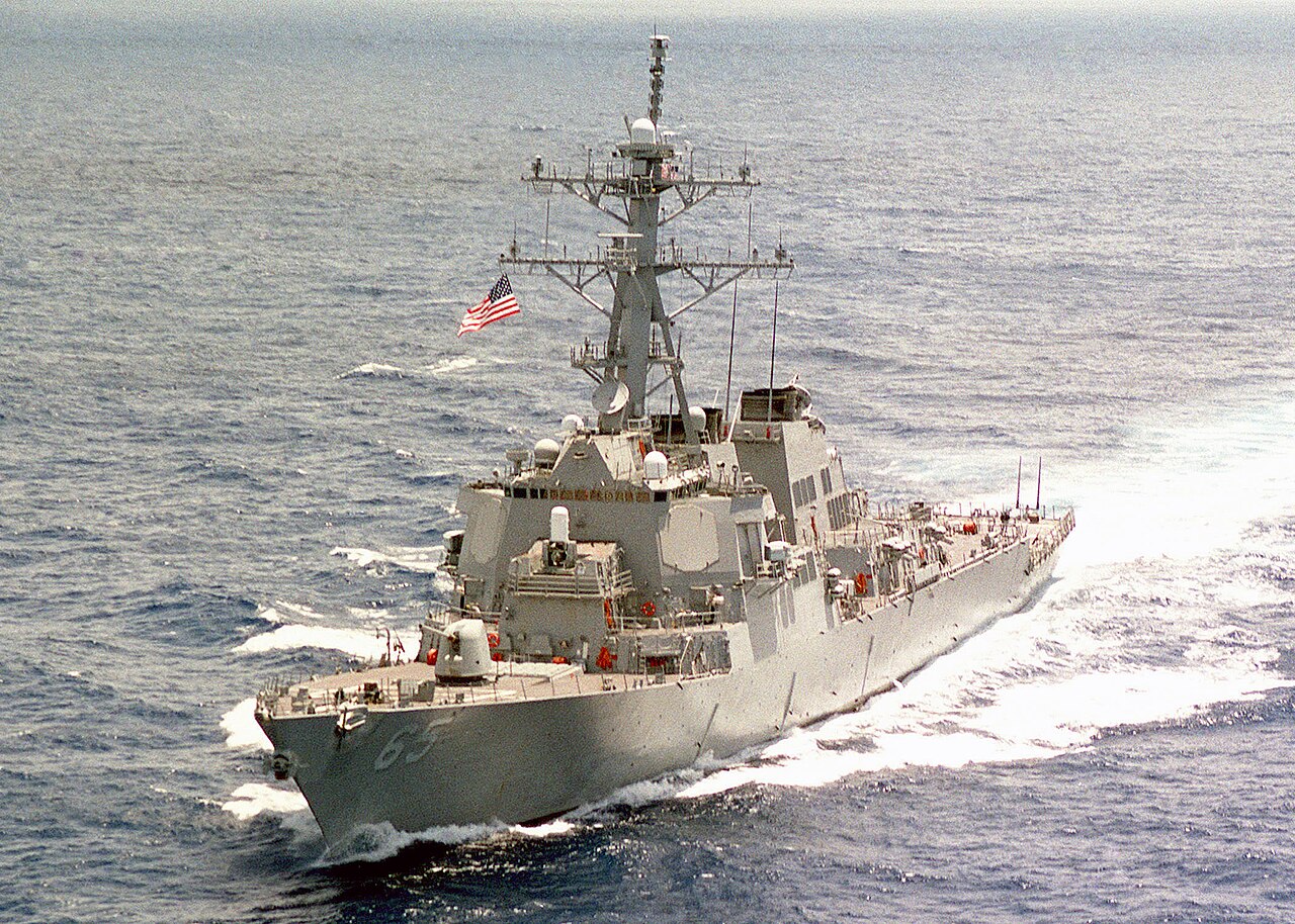 ファイル:Port bow view of USS Benfold (DDG-65) underway in South Pacific  010326-N-1644C-001.jpg - Wikipedia