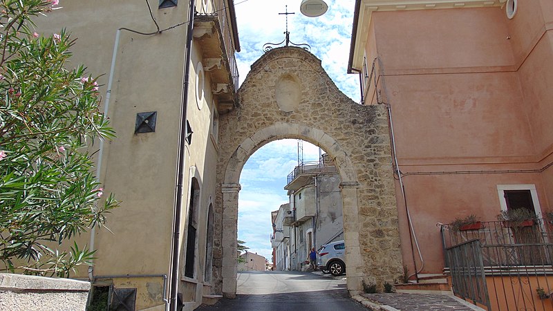 File:Porta della croce, esterno, 16.9 - Tocco da Casauria.jpg