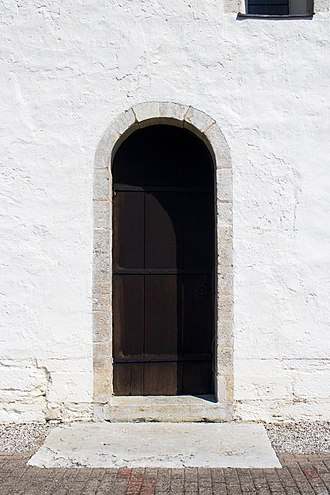 The simple round arched southern portal of the nave, typical for the oldest churches on Gotland Portal sur da nave da igrexa de Garde.jpg
