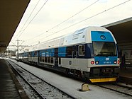 Jednotka „CityElefant“ s pohledem na řídící vůz na nádraží Praha-Smíchov. Korporátní nátěr.