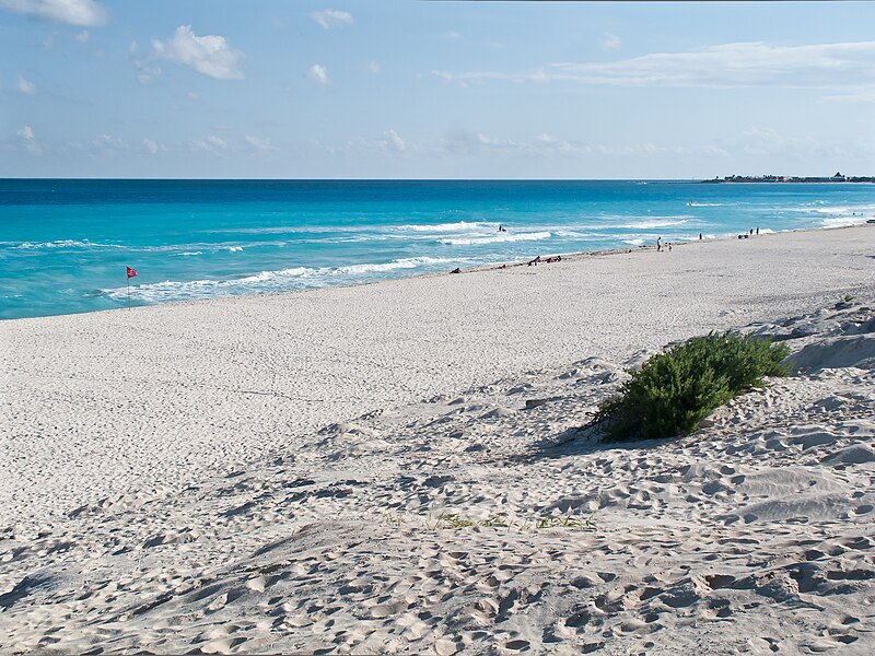 File:Praia Delfines - Cancún - México-2.jpg