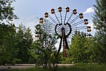 Ruské kolo v zábavním parku za palácem kultury Energetik
