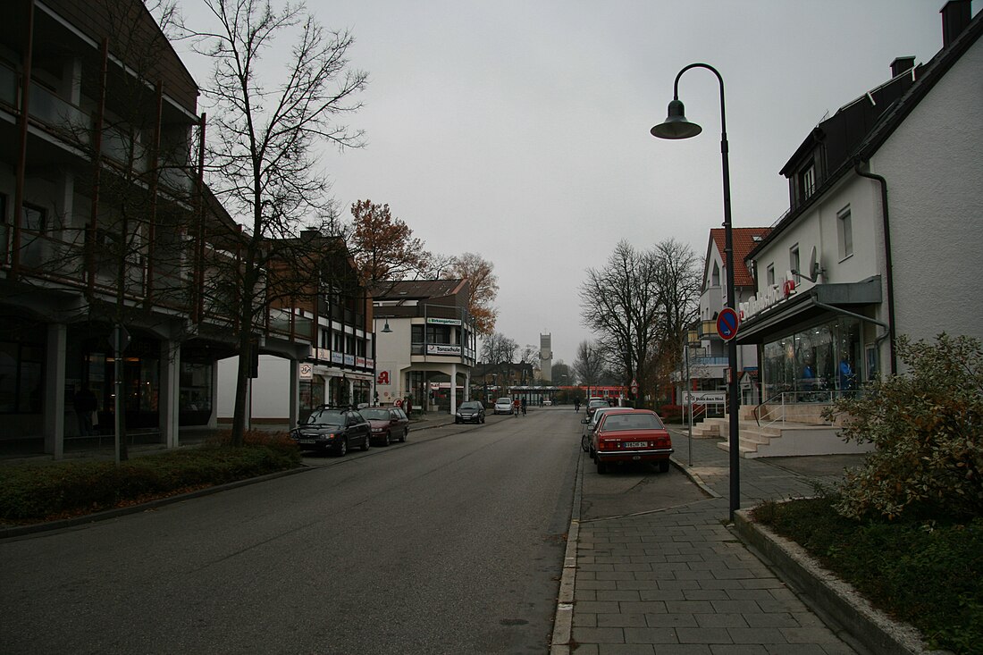 File:Puchheim-Bahnhof Zentrum Herbst.jpg