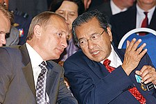 Mahathir sammen Ruslands præsidenter Vladimir Putin (5. august 2003)