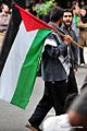 حمل علم فلسطين بيد شابّ من قوات الباسيج في طهران