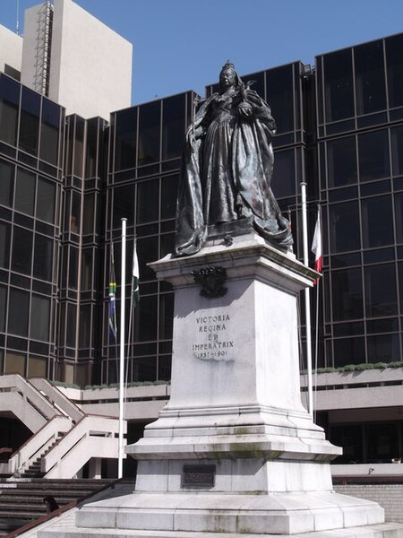 File:Queen Victoria statue, Guildhall Square, Portsmouth - geograph.org.uk - 4435274.jpg