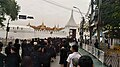 Sørgende i kø foran porten til Grand Palace i Bangkok (23. januar, 2017)