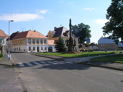 Mariánský sloup na náměstí v Radonicích