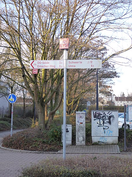 File:Radrevier.ruhr Knotenpunkt 45 Bahnhof Holzwickede Wegweiser.jpg