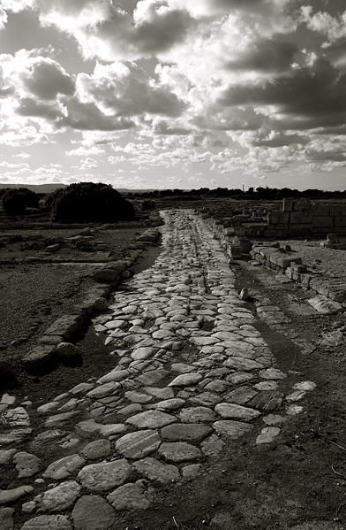 File:Remains of the Roman Road at Egnazia.jpg