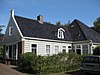 Houten huis met stelpvormige achterbouw