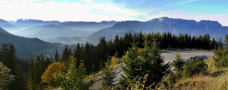 File:Rossfeldhöhenringstraße mit Blick auf den Untersberg 01.jpg