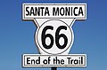 Placa de sinalização do fim da estrada de U.S. Route 66 em Santa Mônica, Califórnia