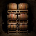 Botti di quercia nella grotta del vino di Rutherford Hill Winery nella contea di Napa, California.