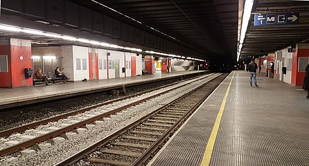 Gare de Merode L'ancien portail sud du tunnel se trouve à l'extrémité des quais.