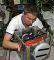Přenosný rukavicový box na Mezinárodní vesmírné stanici
