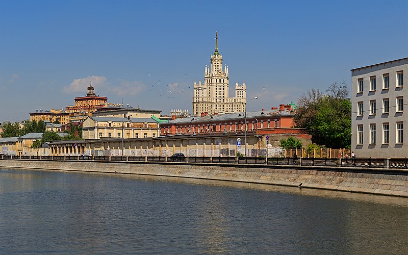 File:Sadovnicheskaya Embankment in Moscow - view from Ozerkovskaya Embankment 03.jpg