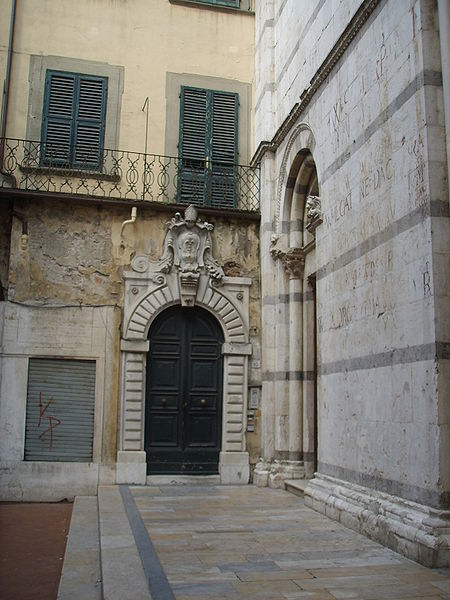 File:San michele in borgo 14, porta cononica.JPG