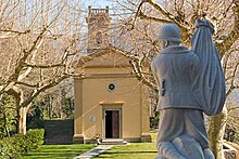 The restored village church and World War I memorial in 2008 Sant anna kriegerdenkmal-1915-1918 kirche.jpg