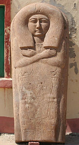 Sarcophage extérieur du fils d'Osorkon II Pierre, haut relief et relief en creux. Nécropole royale de Tanis