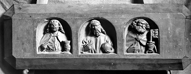 File:Schatkamer, houten kist met Christus en apostelen langs deksel - Maastricht - 20145963 - RCE.jpg