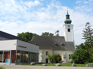 Schwadorf Pfarrkirche 2011.jpg