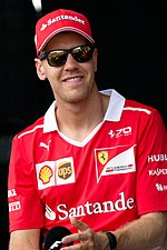 retrato de Sebastian Vettel usando óculos escuros