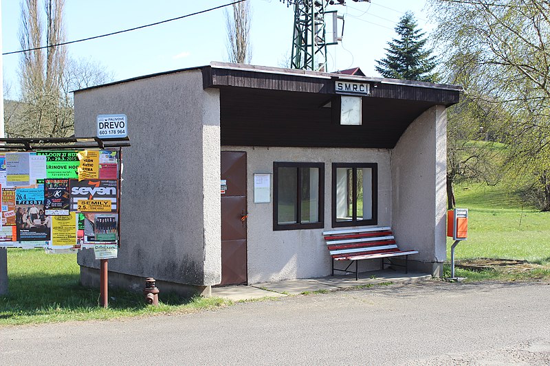 File:Smrčí (Mírová pod Kozákovem), autobusová čekárna.jpg