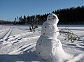 Muñeco de nieve sobre el lago Saimaa helado