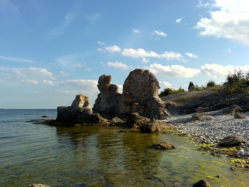 File:St-Olofsholm-Gotland-raukar1.jpg