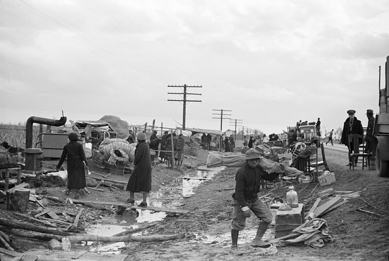 File:State highway officials moving sharecroppers from roadside to area between levee and Mississippi River, New Madrid County, Missouri, 8a10639.jpg