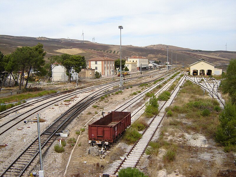 File:Stazione Rocchetta Sant’Antonio - Lacedonia.jpg