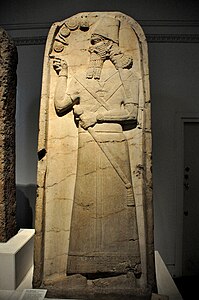Estela de Xamxi-Adad V trobada al temple de Nabu a Nimrud. Museu Britànic