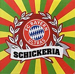 Schickeria München이라는 클럽의 Ultra 팬의 비공식 협회 로고가 있는 스티커.