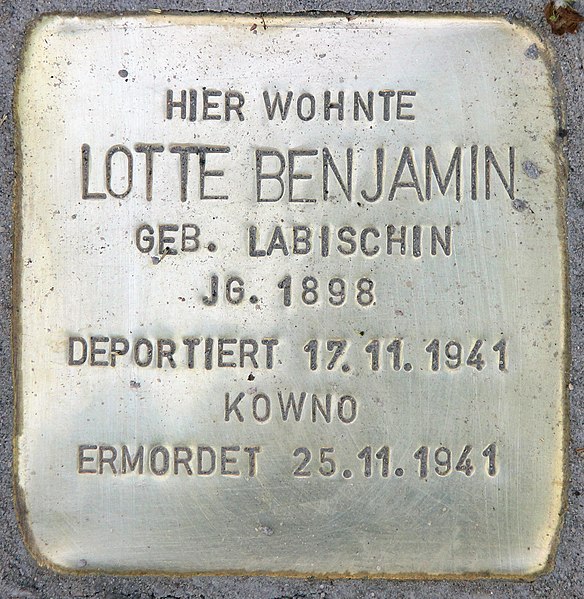 File:Stolperstein Giesebrechtstr 12 (Charl) Lotte Benjamin.jpg