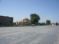 Слева от Чорсу виден край медресе Шердор Регистана