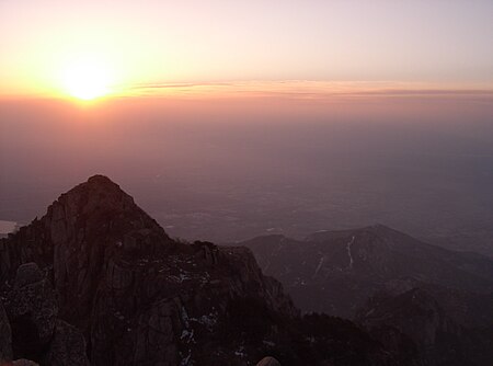 Tập_tin:Sunrise_at_Mt_Tai.JPG