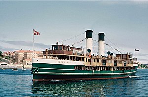 Sydney ferge CURL CURL nærmer seg Manly Wharf 1954.jpg