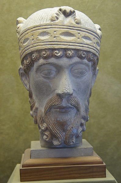 File:Tête de la statue du roi Lothaire fab en 1140.JPG