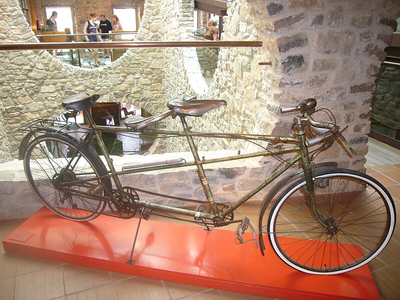 File:Tandem-Museu de Joguets de Verdú.JPG