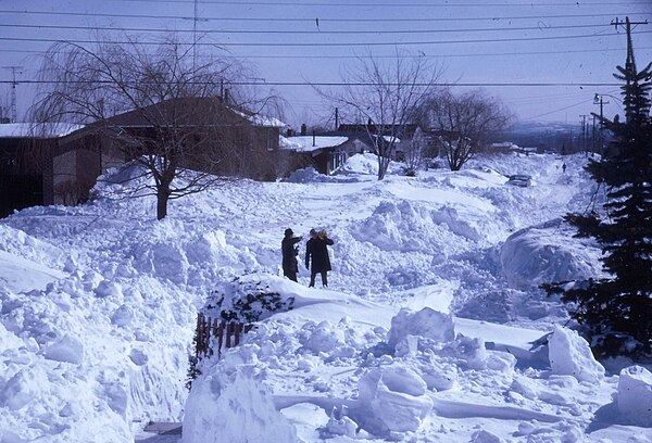 17 см снега. Снегопад в Канаде в 1971 году. Много снега. Снегопад в городе. Много снега в городе.