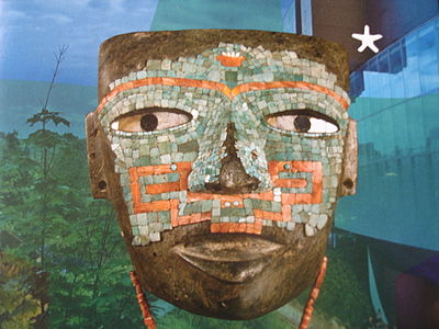 Masca funerară cu mozaicuri, este realizată din lemn și se află în Muzeul Național de Antropologie al Mexicului. Datează din aproximativ 300 - 650 e.n.