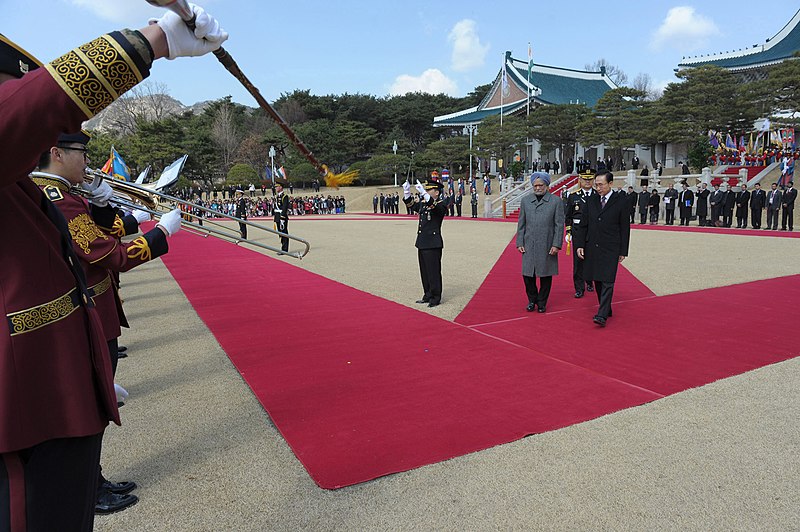 File:The Prime Minister, Dr. Manmohan Singh inspecting the guard of honour with the South Korean President, Mr. Lee Myung-bak, during the ceremonial reception, in Seoul on March 25, 2012.jpg